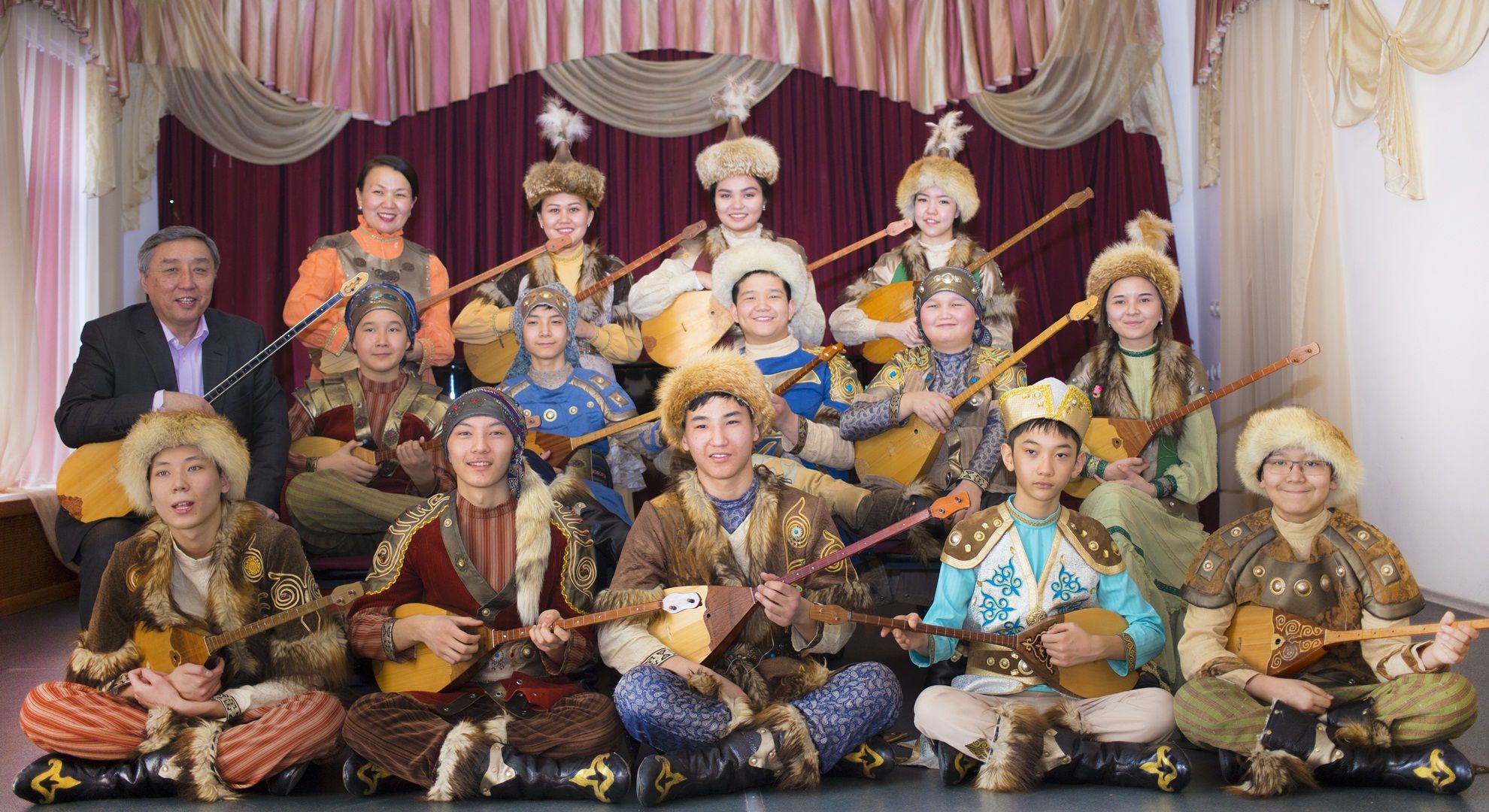 Казахский кюй. Казахский ансамбль. Казахские народные коллективы. Игра на домбре. Оркестр домбристов.